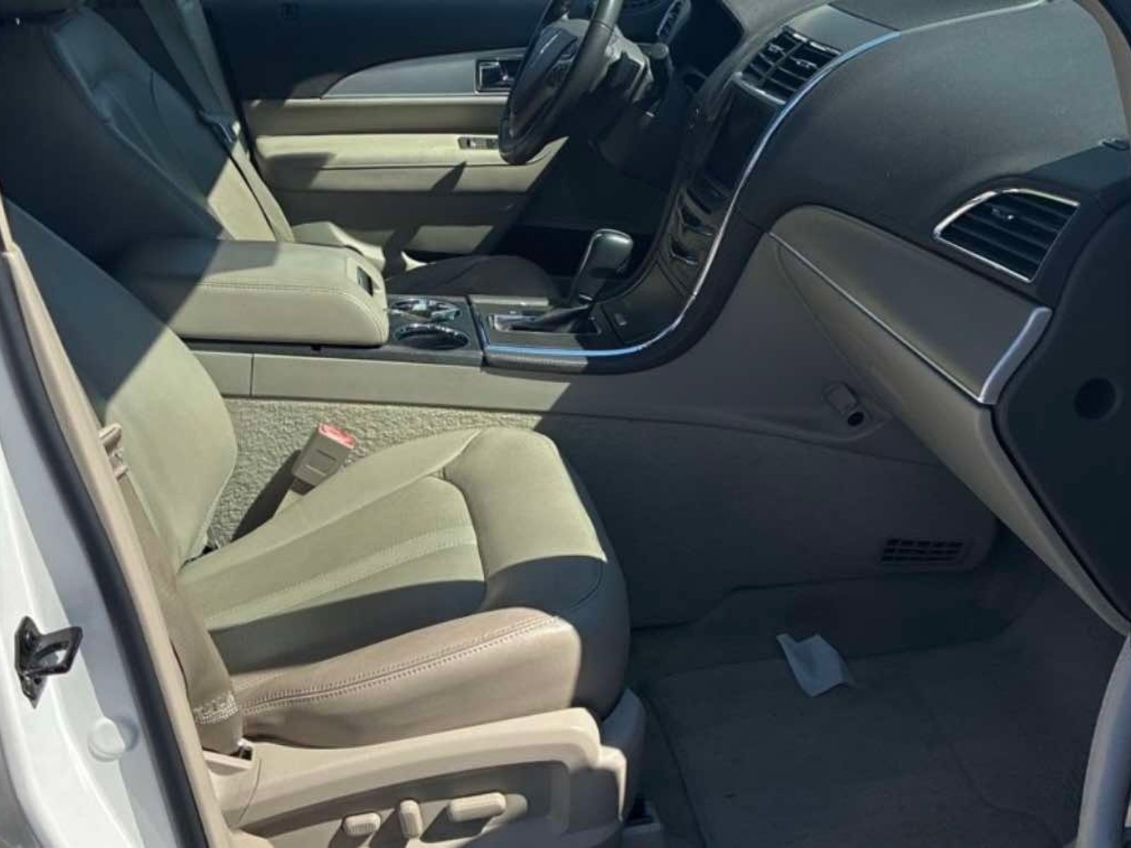 Used 2013 Lincoln MKX FWD image 3