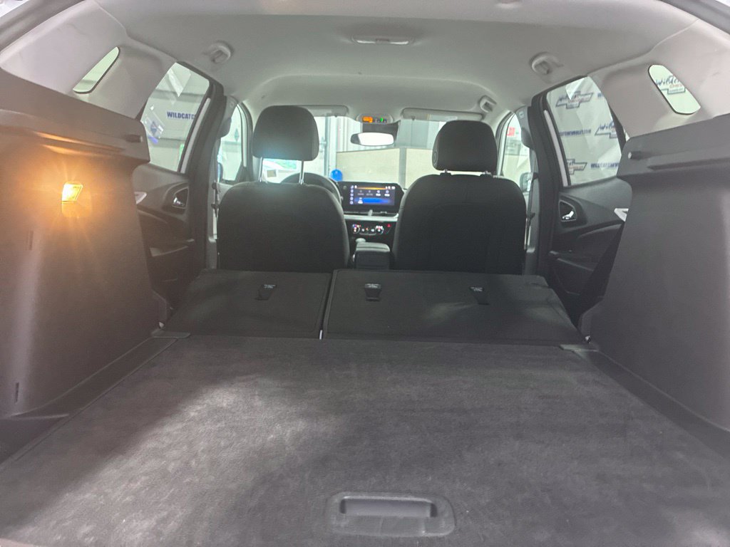 Used 2025 Chevrolet Trax LT FWD image 32