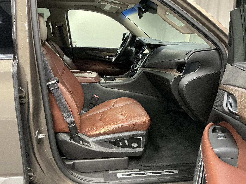 Used 2016 Cadillac Escalade ESV Luxury AWD/4WD image 33