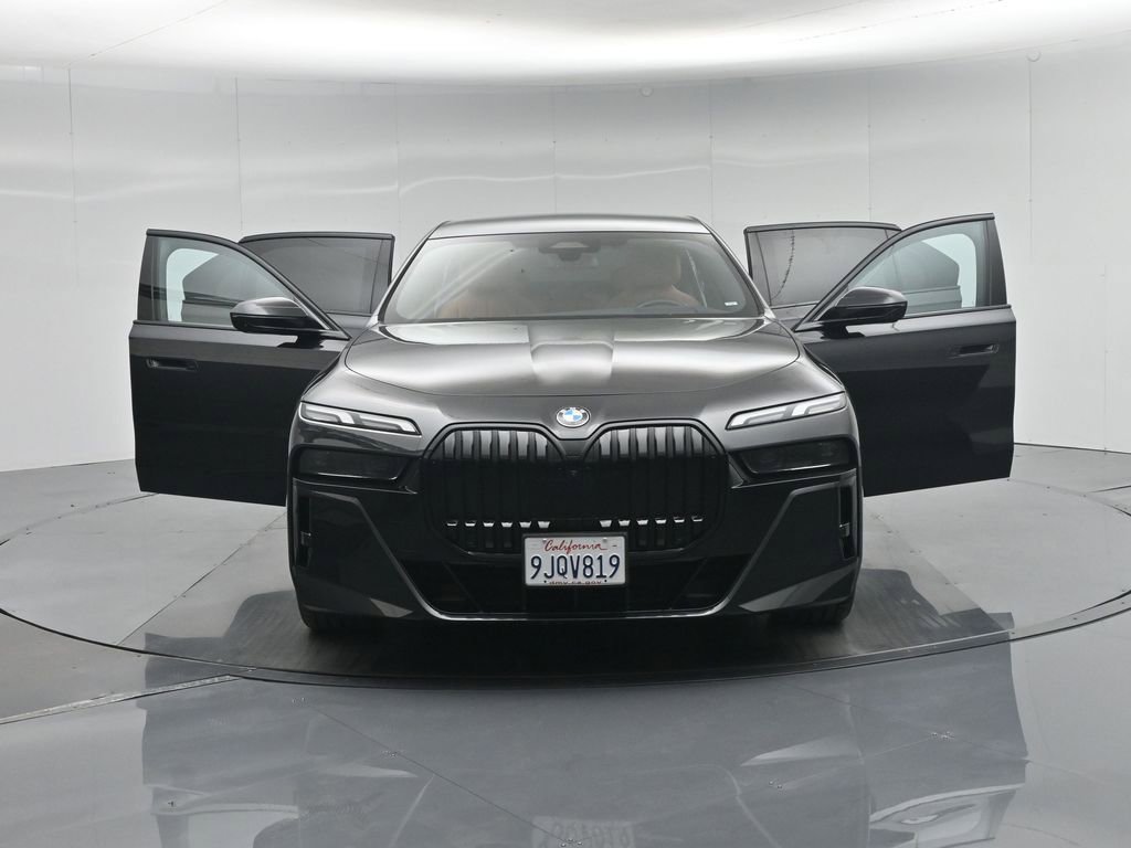 Used 2023 BMW 740i w/ Parking Assistance Package image 33