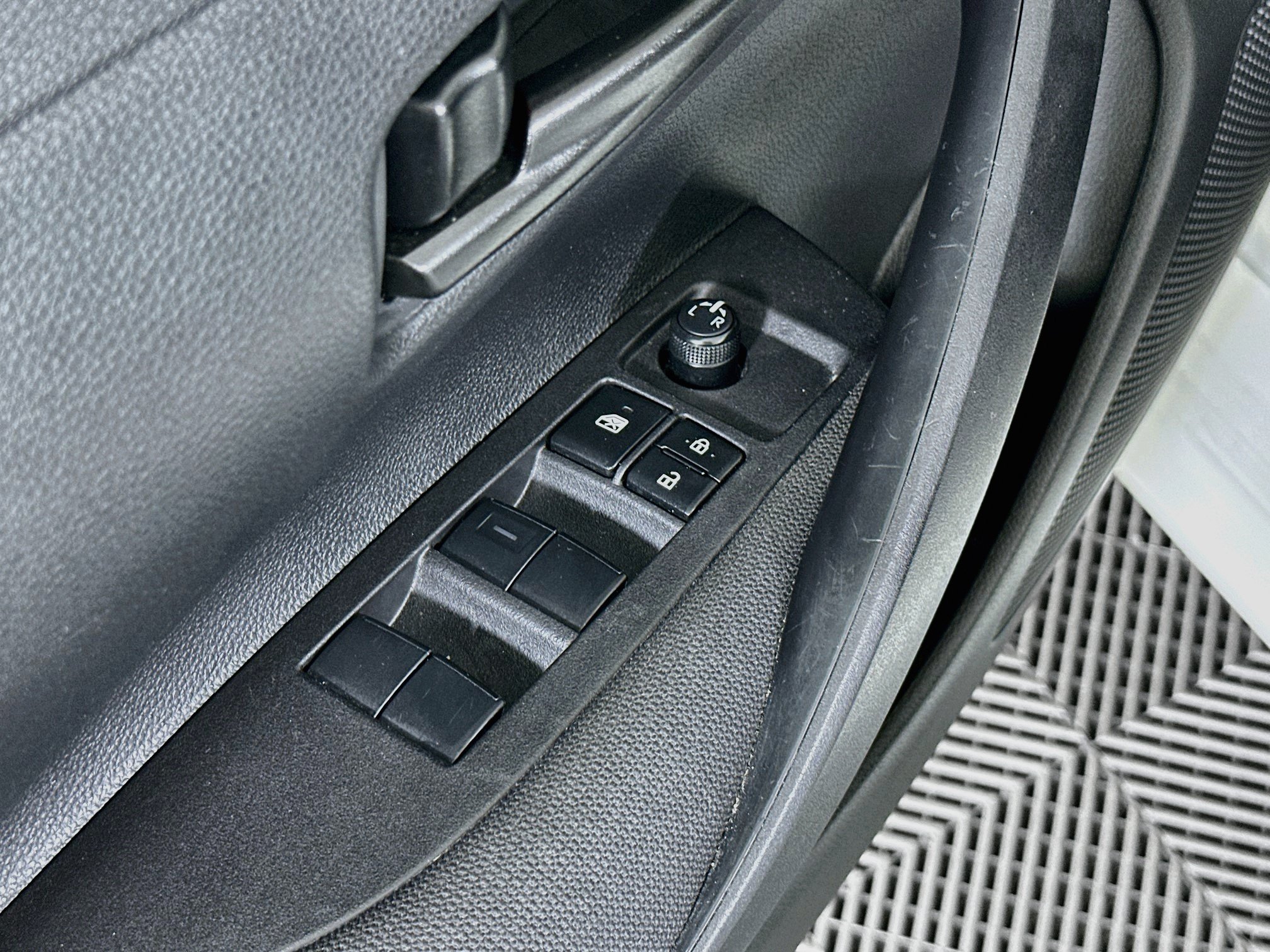 Used 2025 Toyota Corolla LE FWD image 15