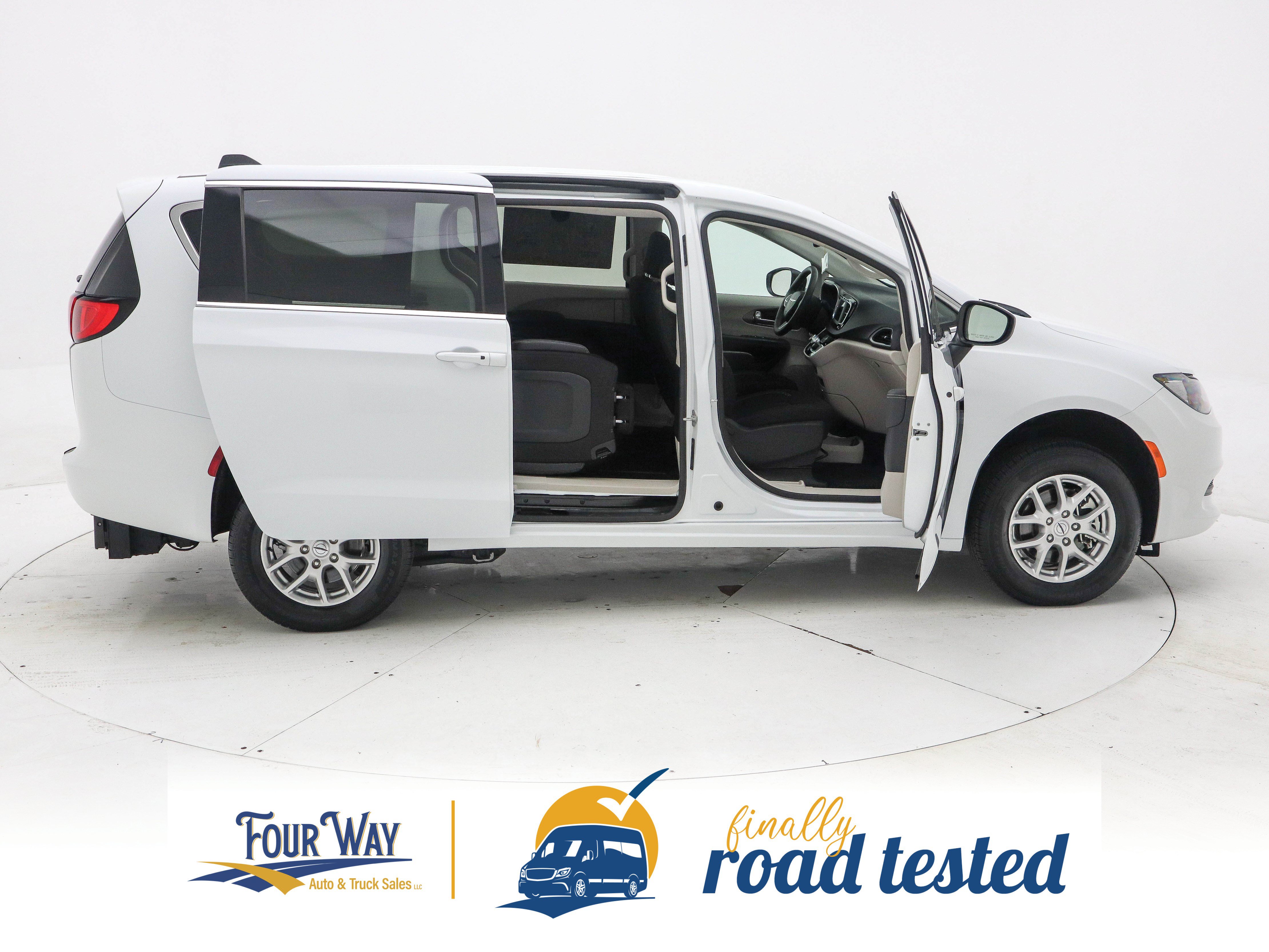 Used 2023 Chrysler Voyager LX FWD image 5