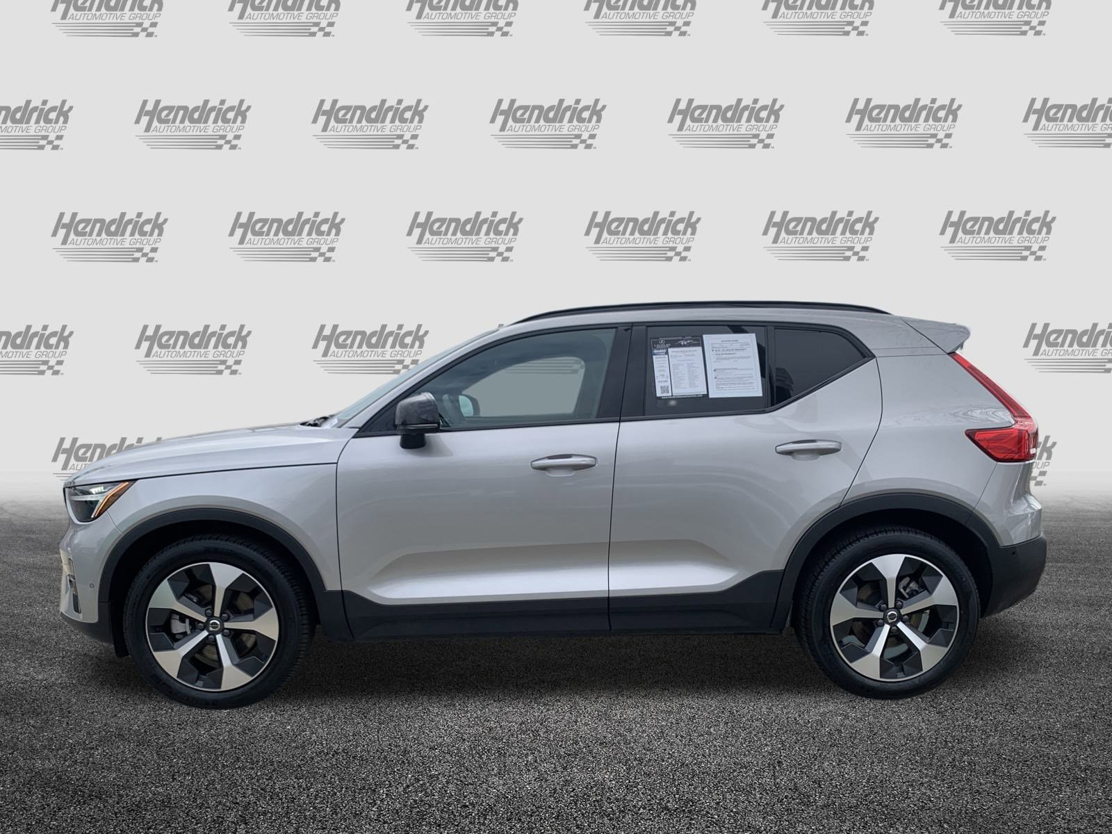 Used 2025 Volvo XC40 B5 Plus image 7