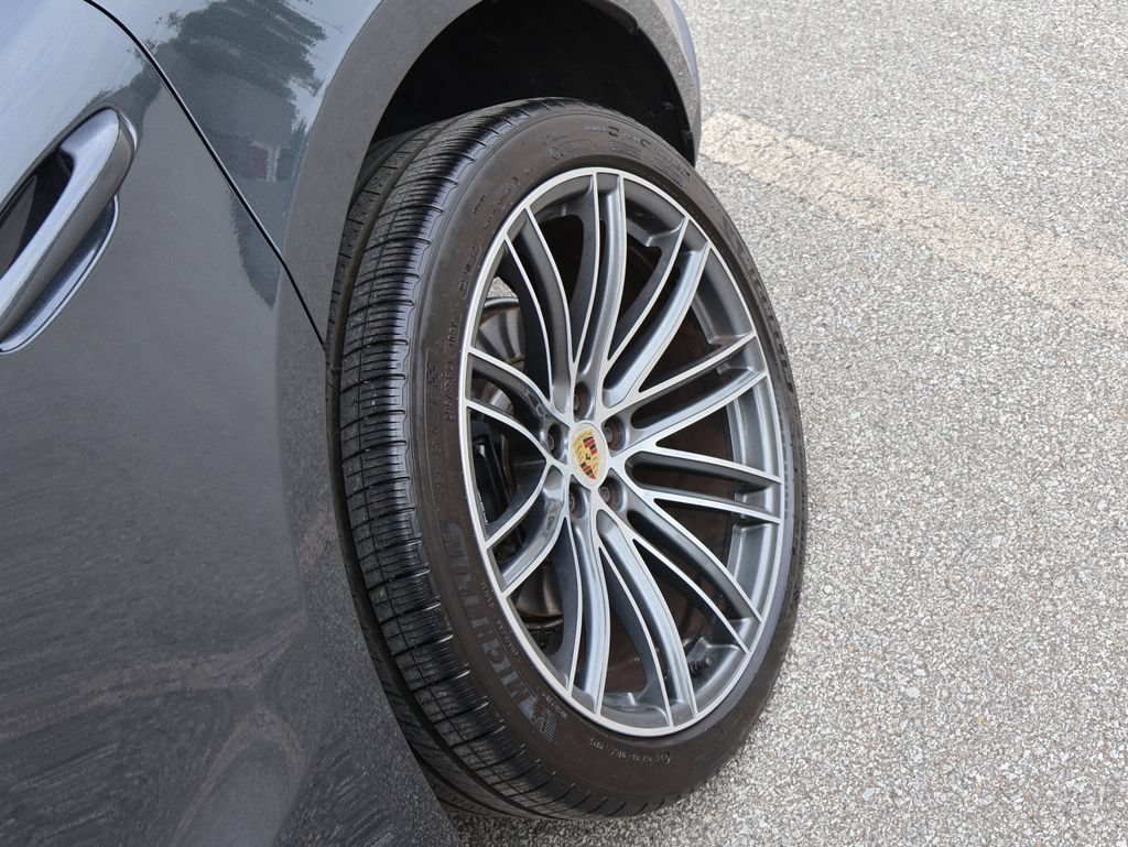 Certified 2024 Porsche Macan AWD/4WD image 37