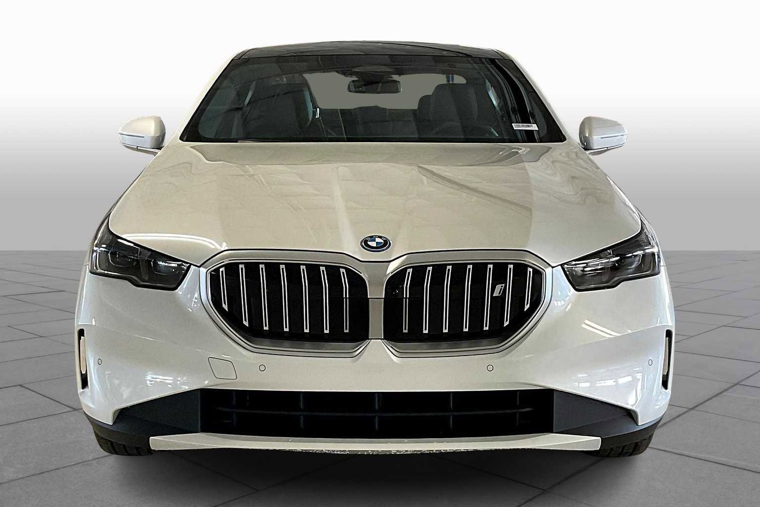 Used 2026 BMW i5 eDrive40 w/ Premium Package RWD image 3