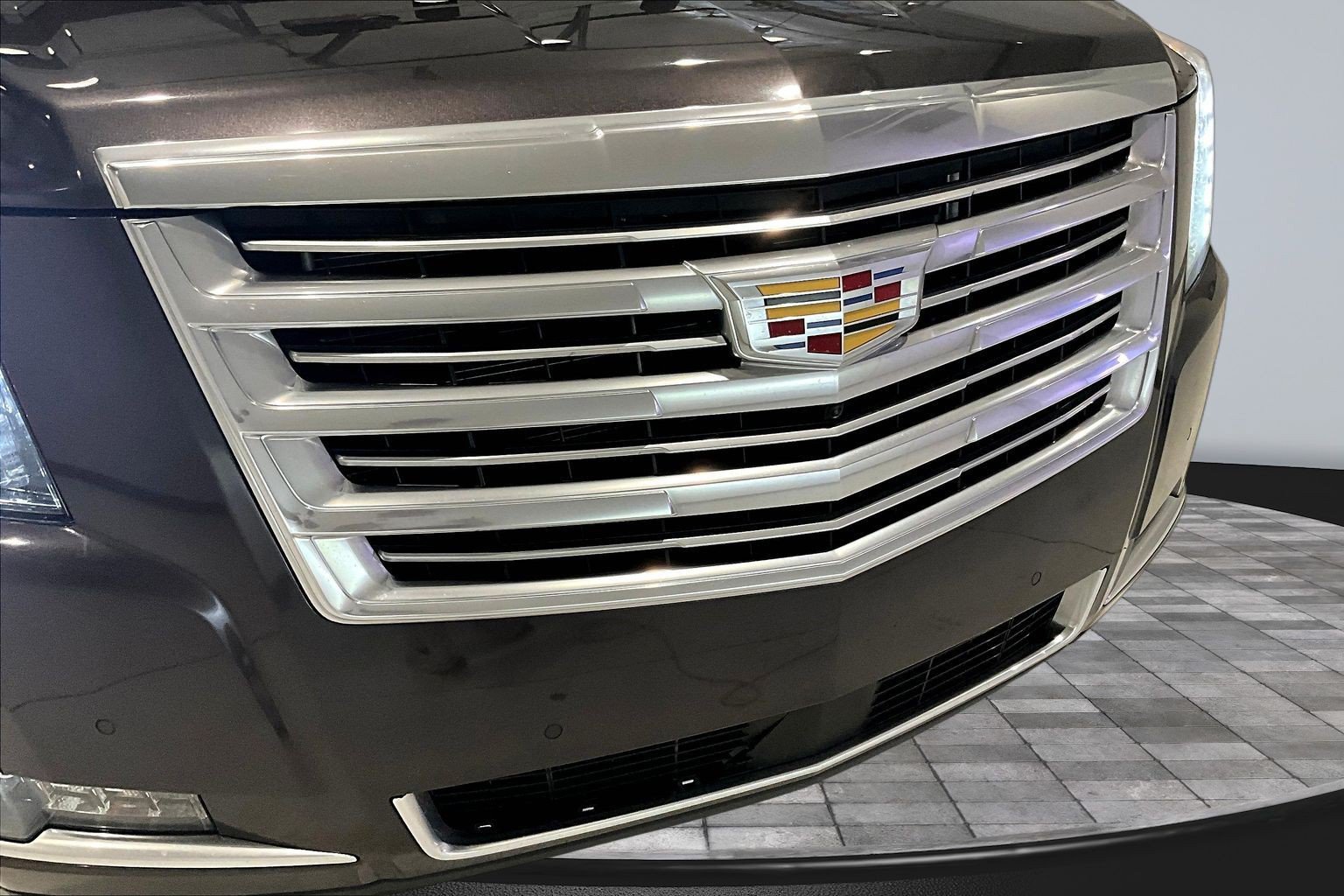 Used 2018 Cadillac Escalade ESV Platinum AWD/4WD image 32