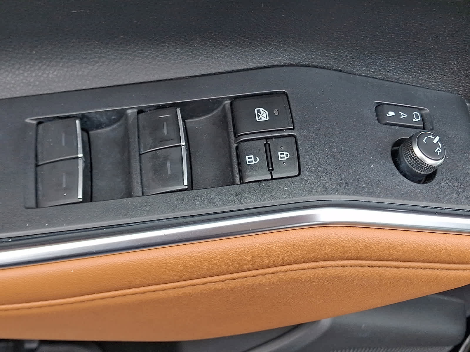 Used 2024 Toyota Highlander Platinum image 28