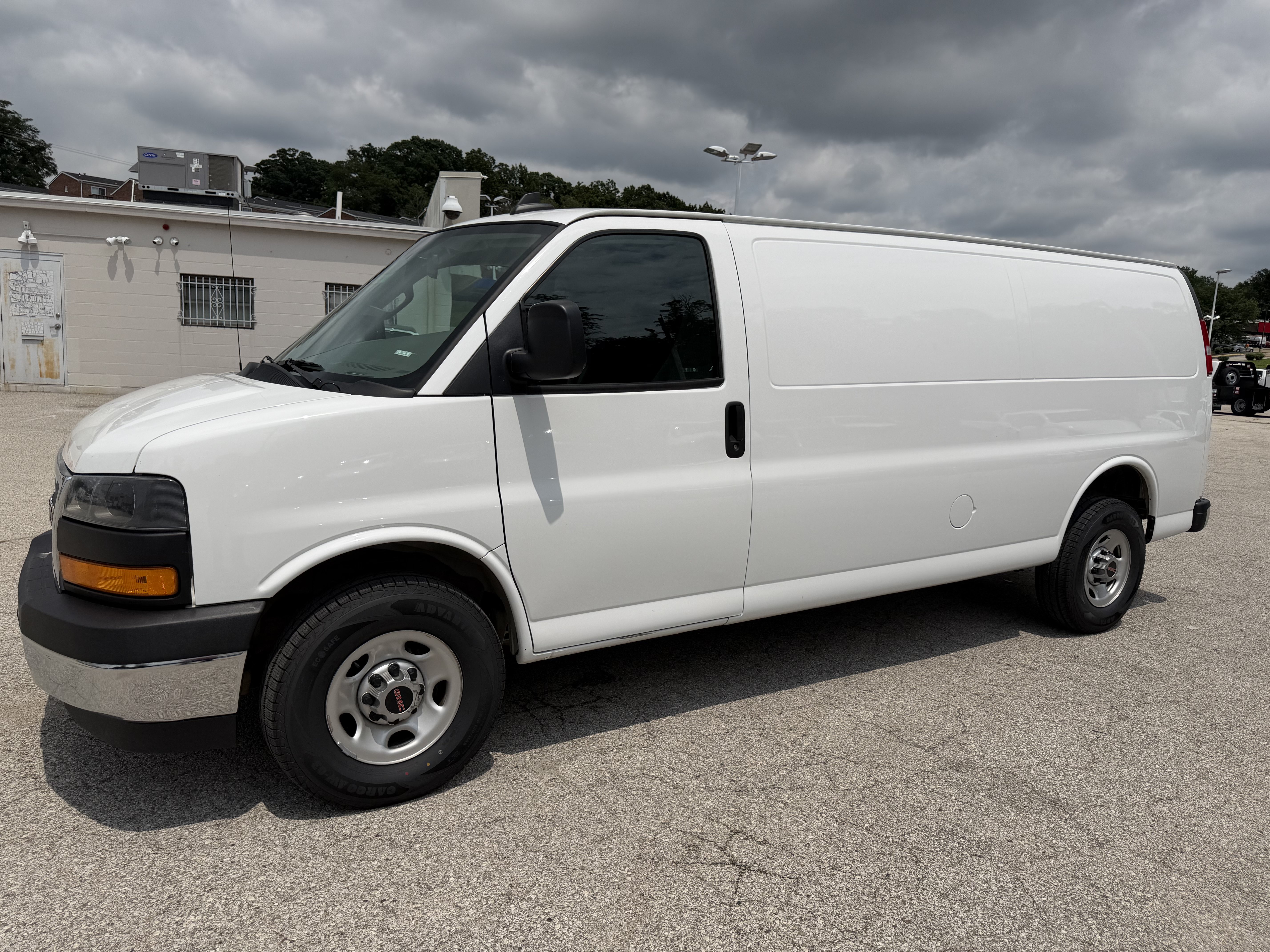 Used 2022 GMC Savana 3500 Extended w/ Driver Convenience Package RWD image 3