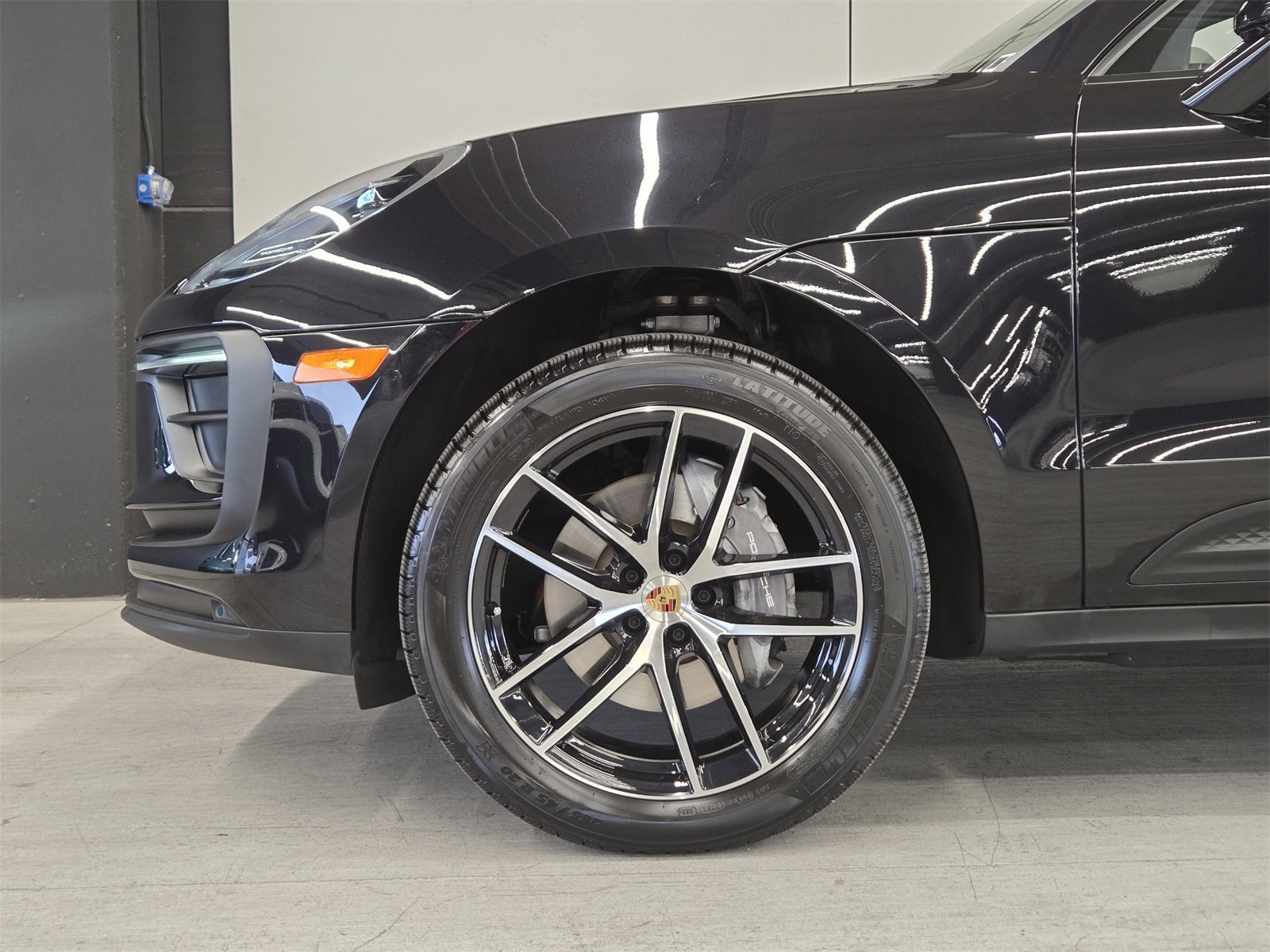 Certified 2025 Porsche Macan image 9