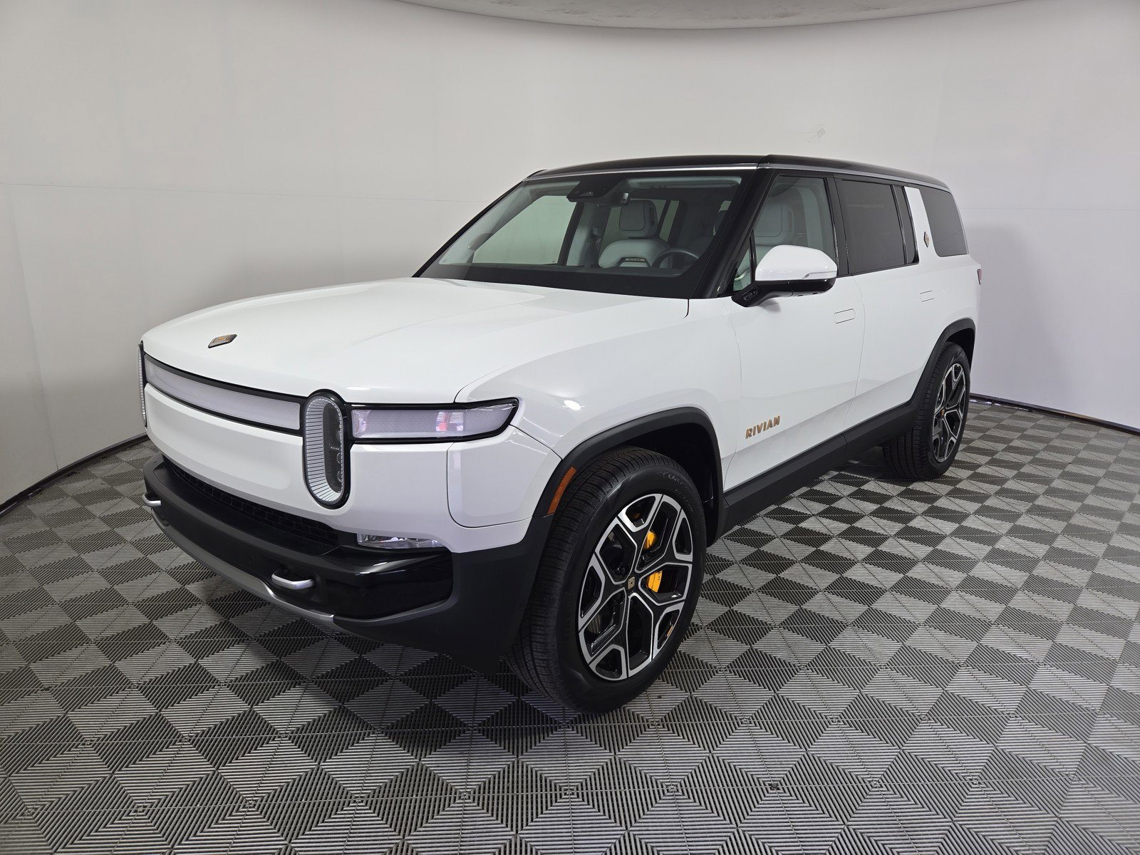 Used 2024 Rivian R1S Adventure AWD/4WD image 1