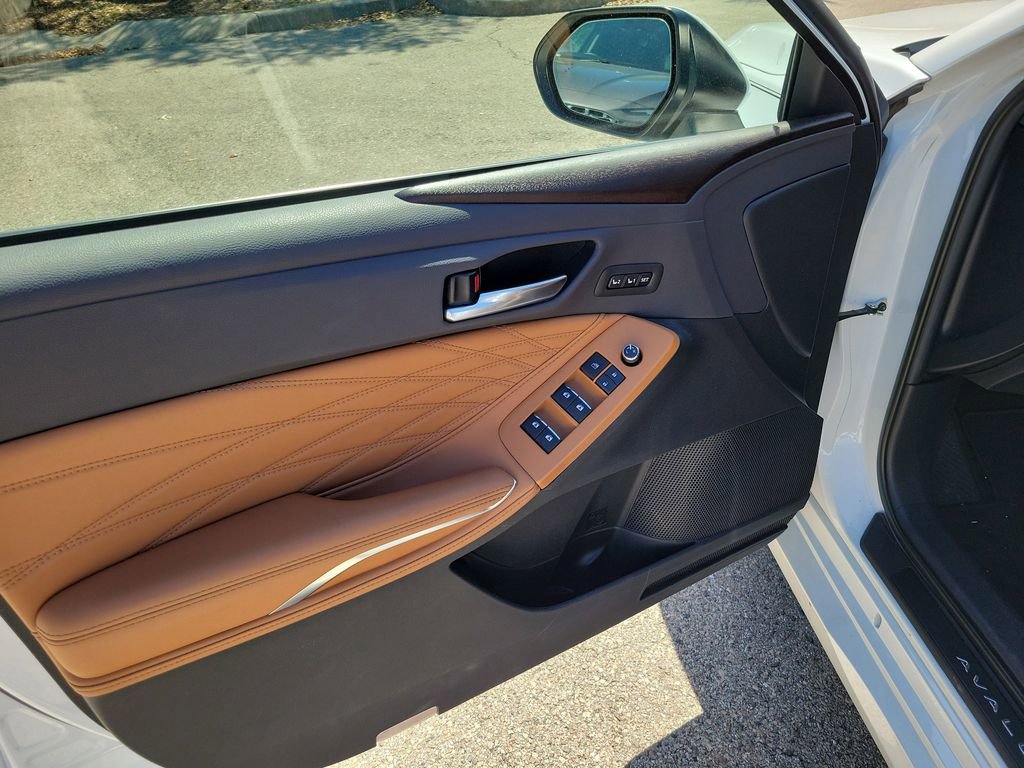 Used 2020 Toyota Avalon Limited image 23
