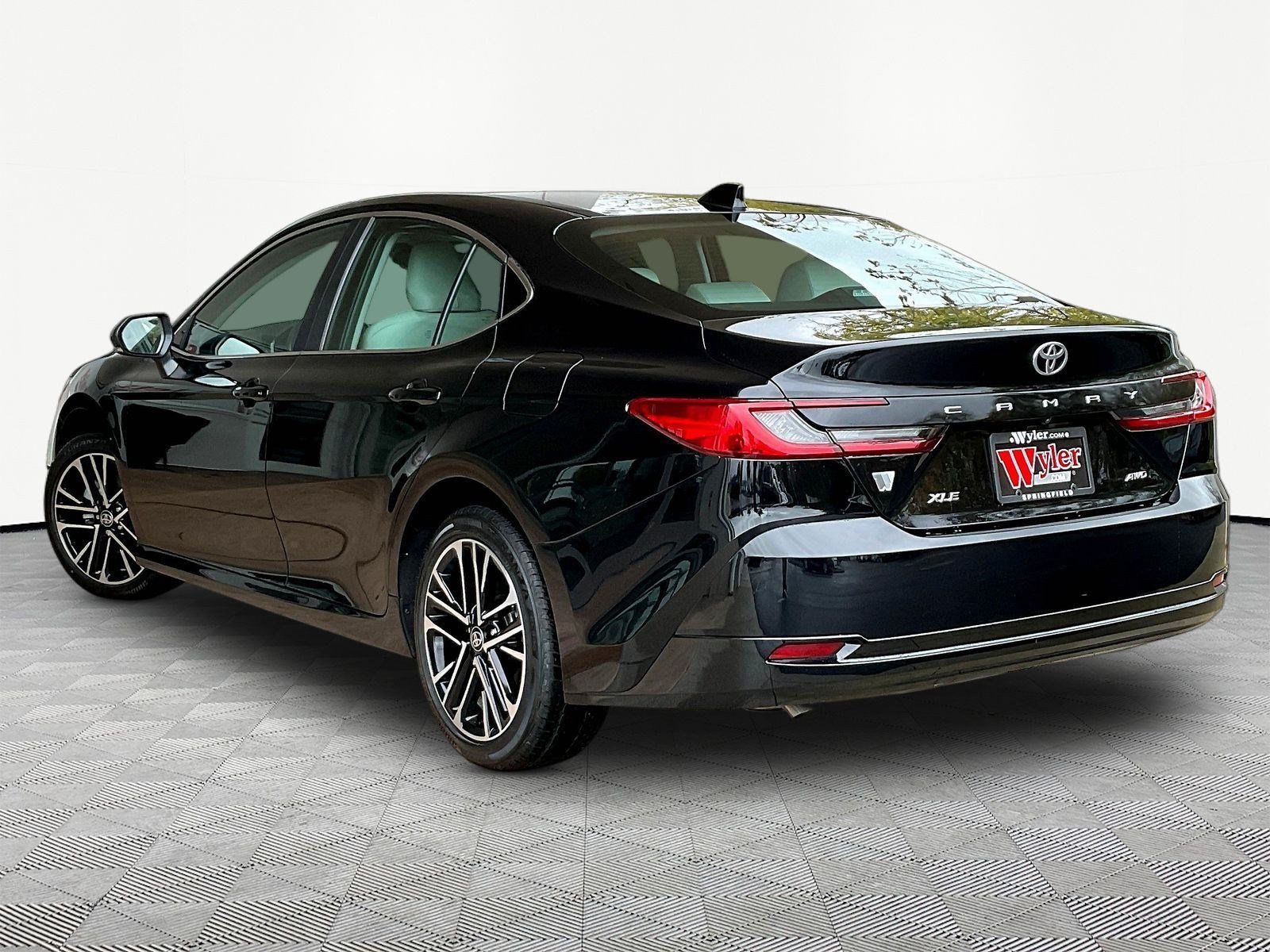 Used 2025 Toyota Camry XLE AWD/4WD image 4