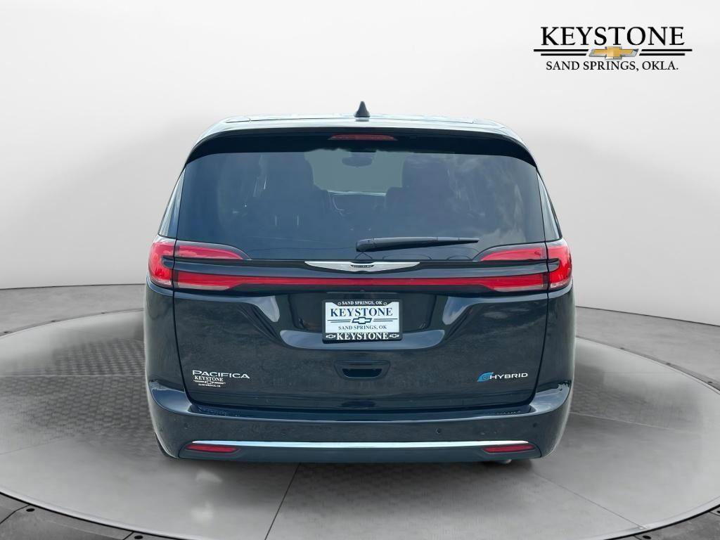 Used 2024 Chrysler Pacifica Select image 4