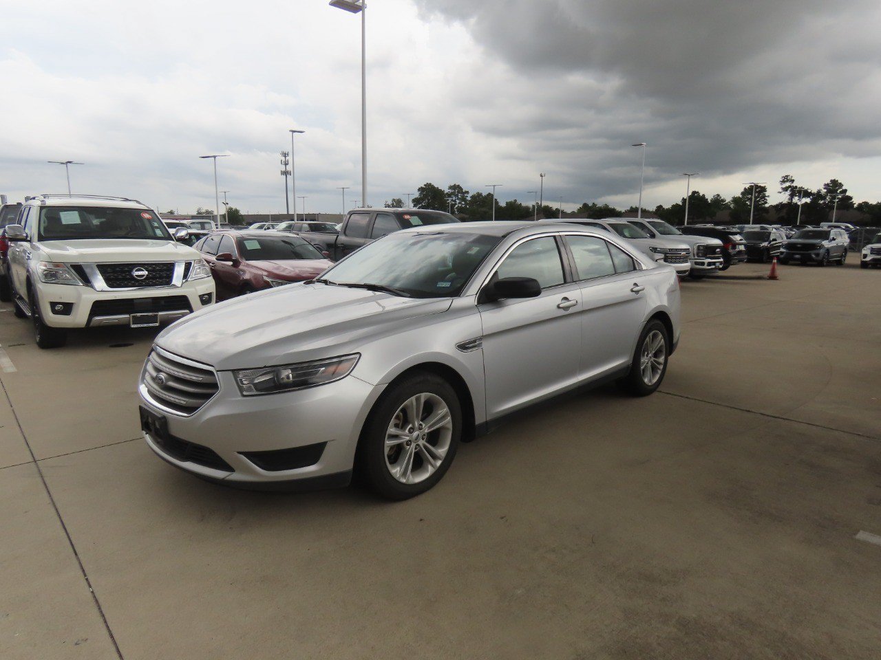 Used 2017 Ford Taurus SE FWD image 2