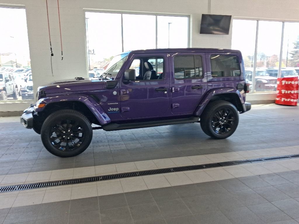 Used 2023 Jeep Wrangler Unlimited Sahara w/ Cold Weather Group AWD/4WD image 9