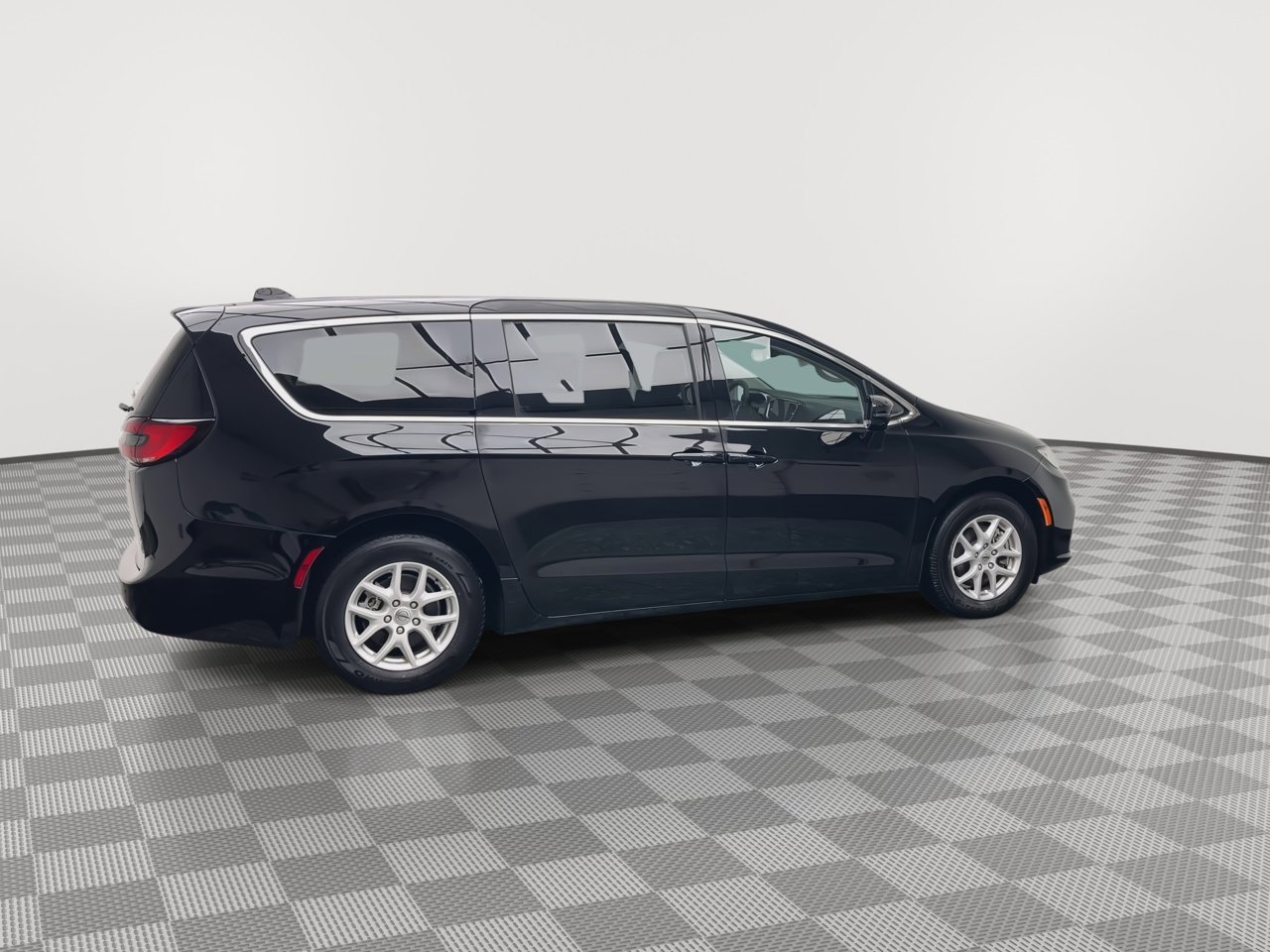 Used 2024 Chrysler Pacifica Touring-L image 39