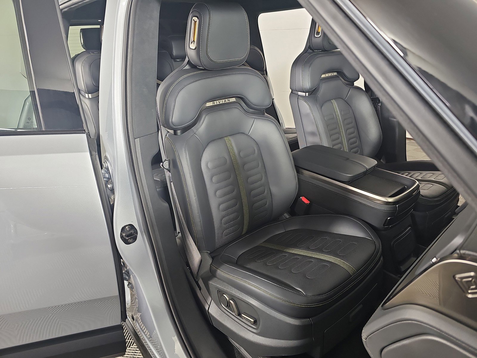 Used 2024 Rivian R1S Adventure image 24