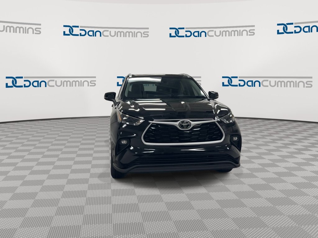 Used 2023 Toyota Highlander XLE AWD/4WD image 3