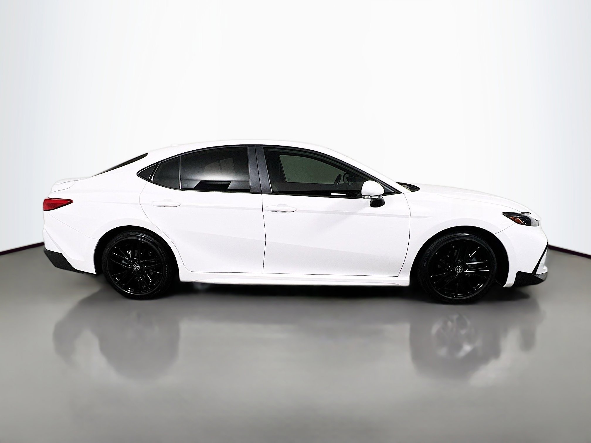 Used 2025 Toyota Camry SE w/ Convenience Package image 3