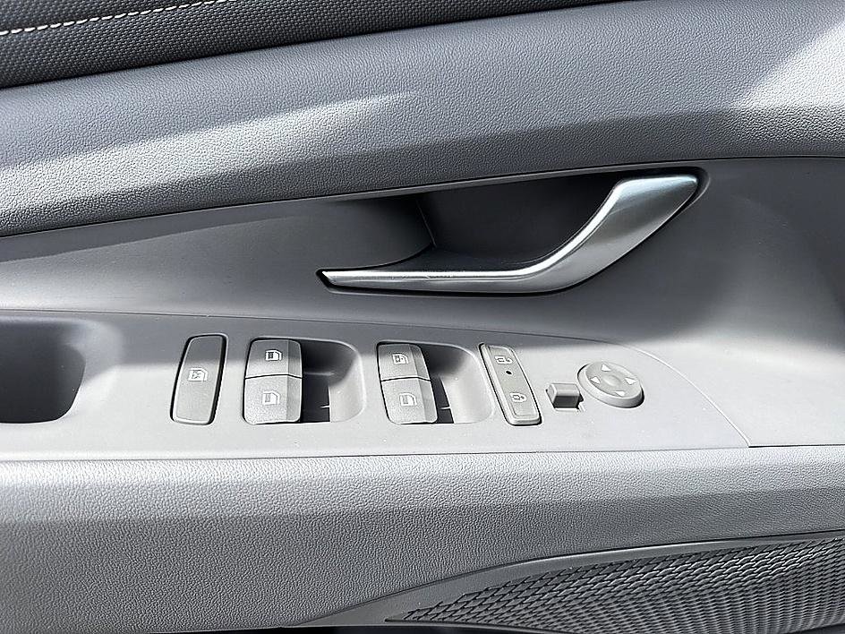 Used 2025 Hyundai Elantra SEL image 19