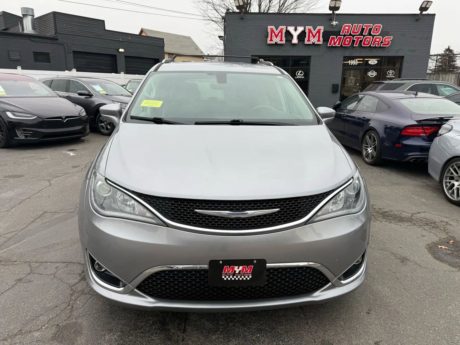 Used 2018 Chrysler Pacifica Touring-L image 2