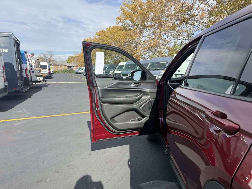 New 2025 Jeep Grand Cherokee L Altitude image 13