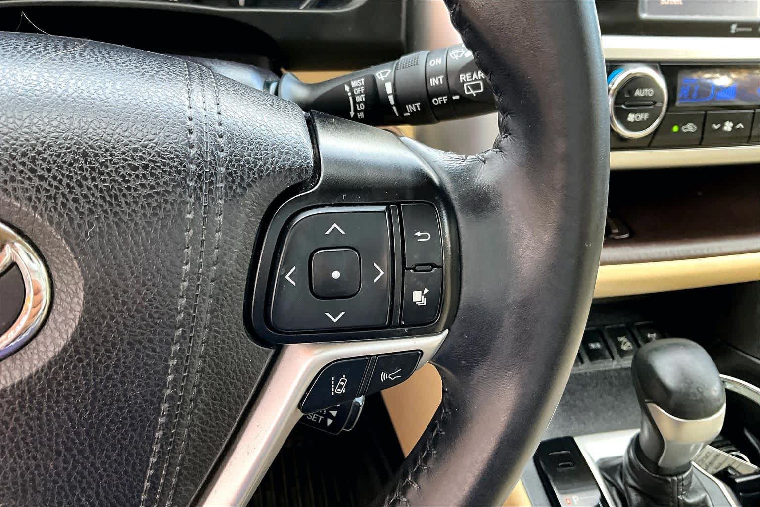 Used 2019 Toyota Highlander XLE AWD/4WD image 24