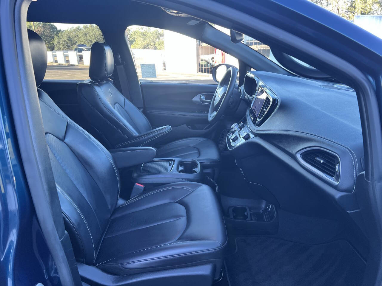 Used 2023 Chrysler Pacifica Touring-L w/ S Appearance Package image 48