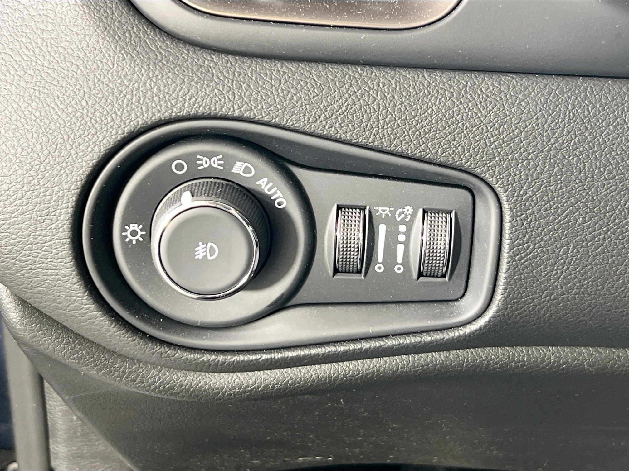 Used 2023 Jeep Renegade Latitude w/ Sun/Sound Group AWD/4WD image 10