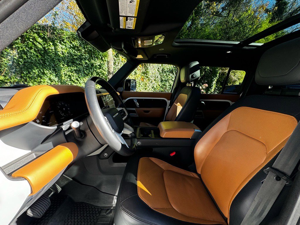 Used 2023 Land Rover Defender 130 X-Dynamic SE image 9