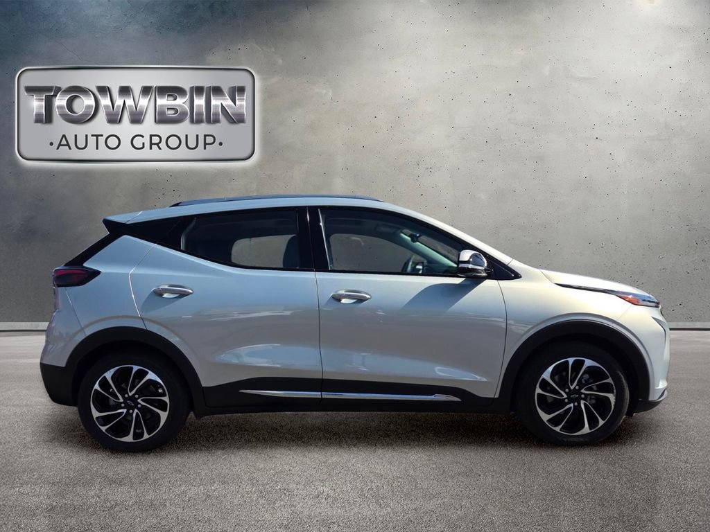 Used 2022 Chevrolet Bolt EUV Premier w/ Sun & Sound Package FWD image 4