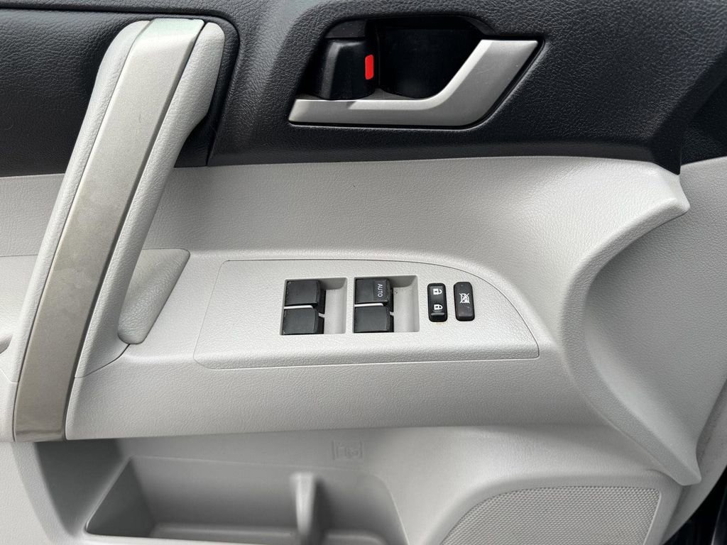 Used 2013 Toyota Highlander SE image 24