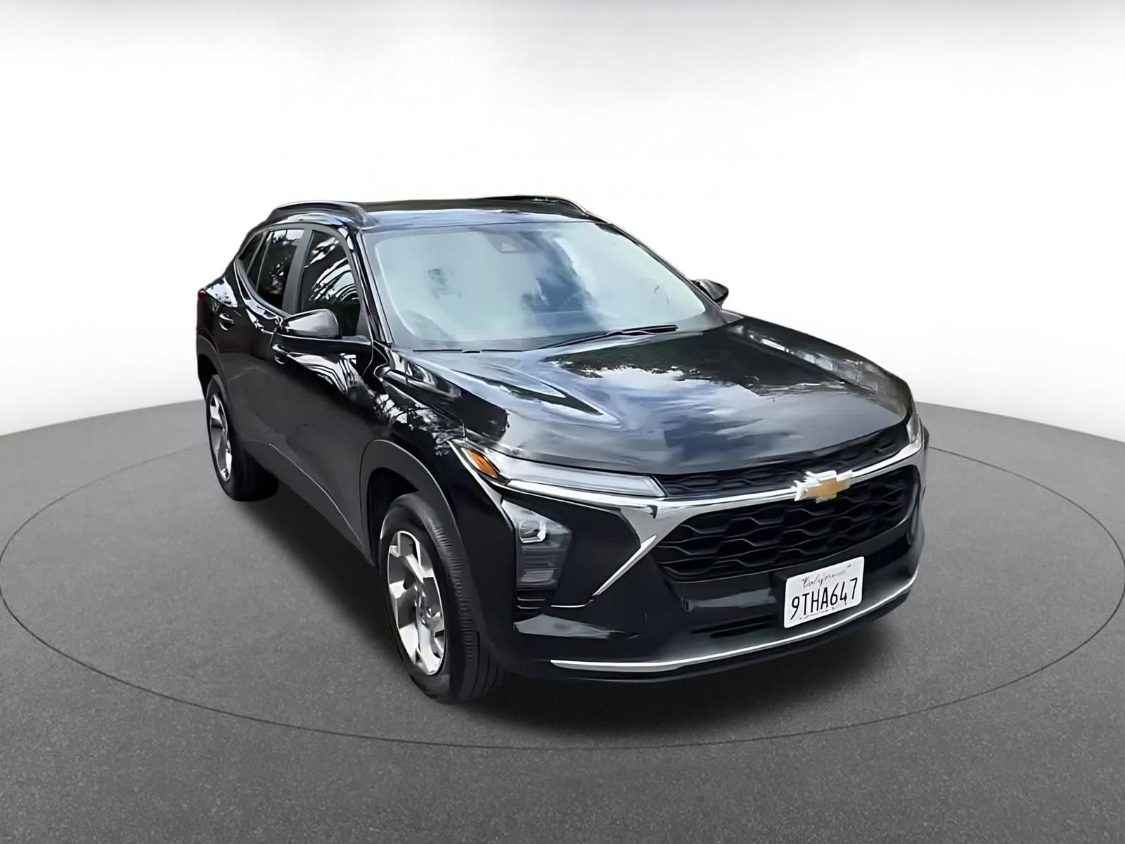 Used 2025 Chevrolet Trax LT w/ LT Convenience Package FWD image 3