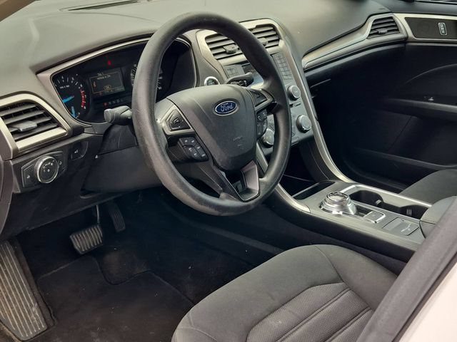 Used 2017 Ford Fusion SE FWD image 9