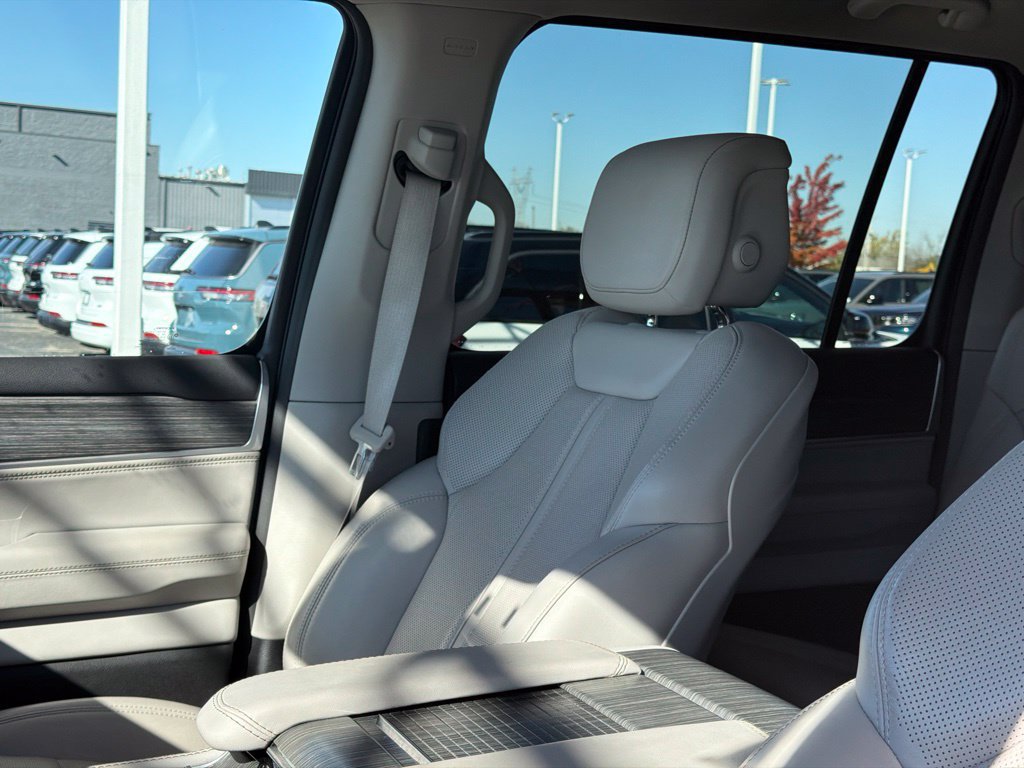 Used 2023 Jeep Wagoneer Series II w/ Premium Group I AWD/4WD image 14