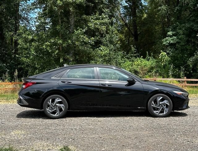 Certified 2025 Hyundai Elantra Limited FWD image 10