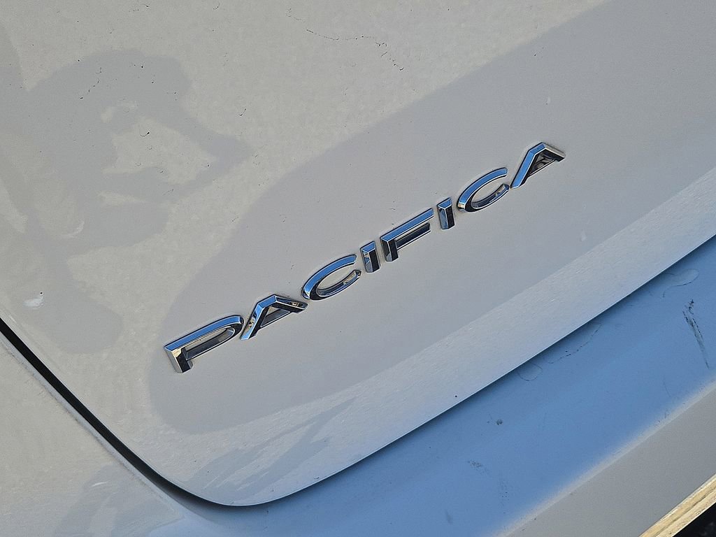 Used 2025 Chrysler Pacifica Select image 11