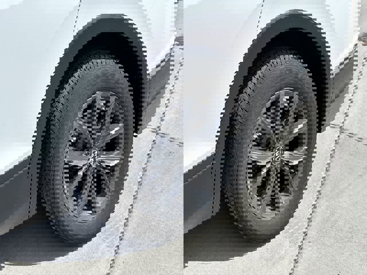 Used 2024 Volkswagen Tiguan SE image 8