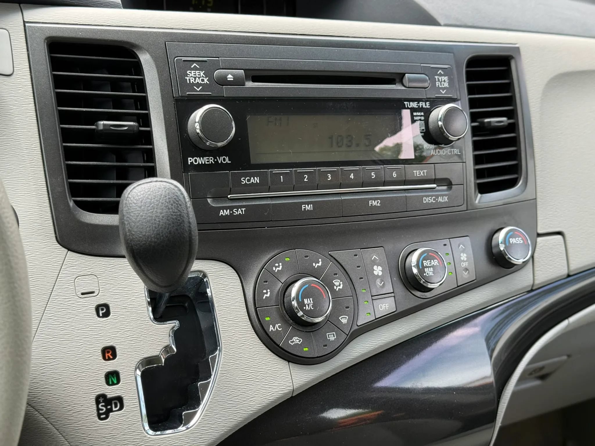 Used 2013 Toyota Sienna L FWD image 12