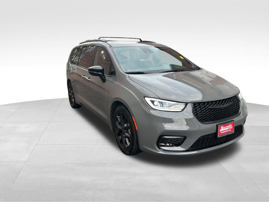 Used 2025 Chrysler Pacifica Limited image 8