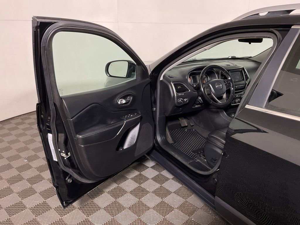 Used 2020 Jeep Cherokee Latitude Plus w/ Cold Weather Group image 16