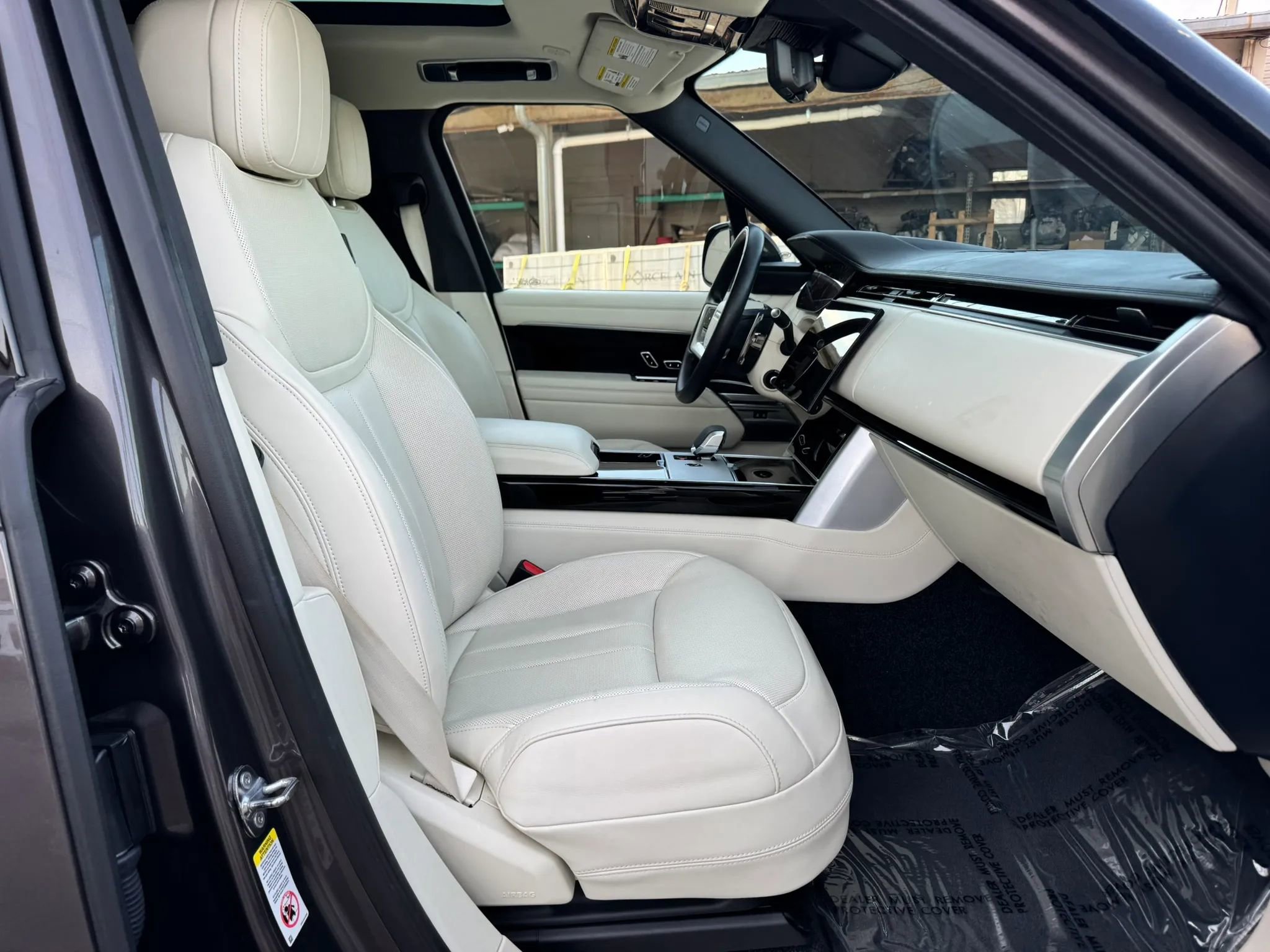 Used 2025 Land Rover Range Rover Long Wheelbase SE image 35