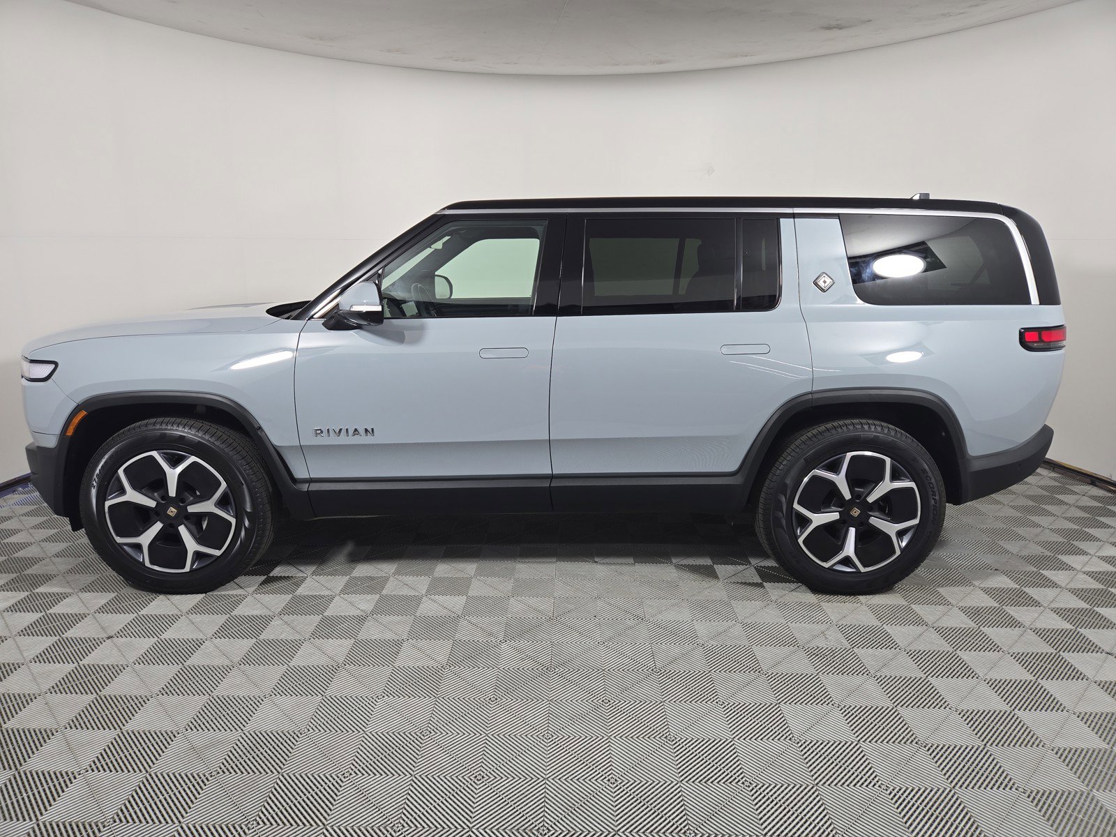 Used 2024 Rivian R1S Adventure AWD/4WD image 2