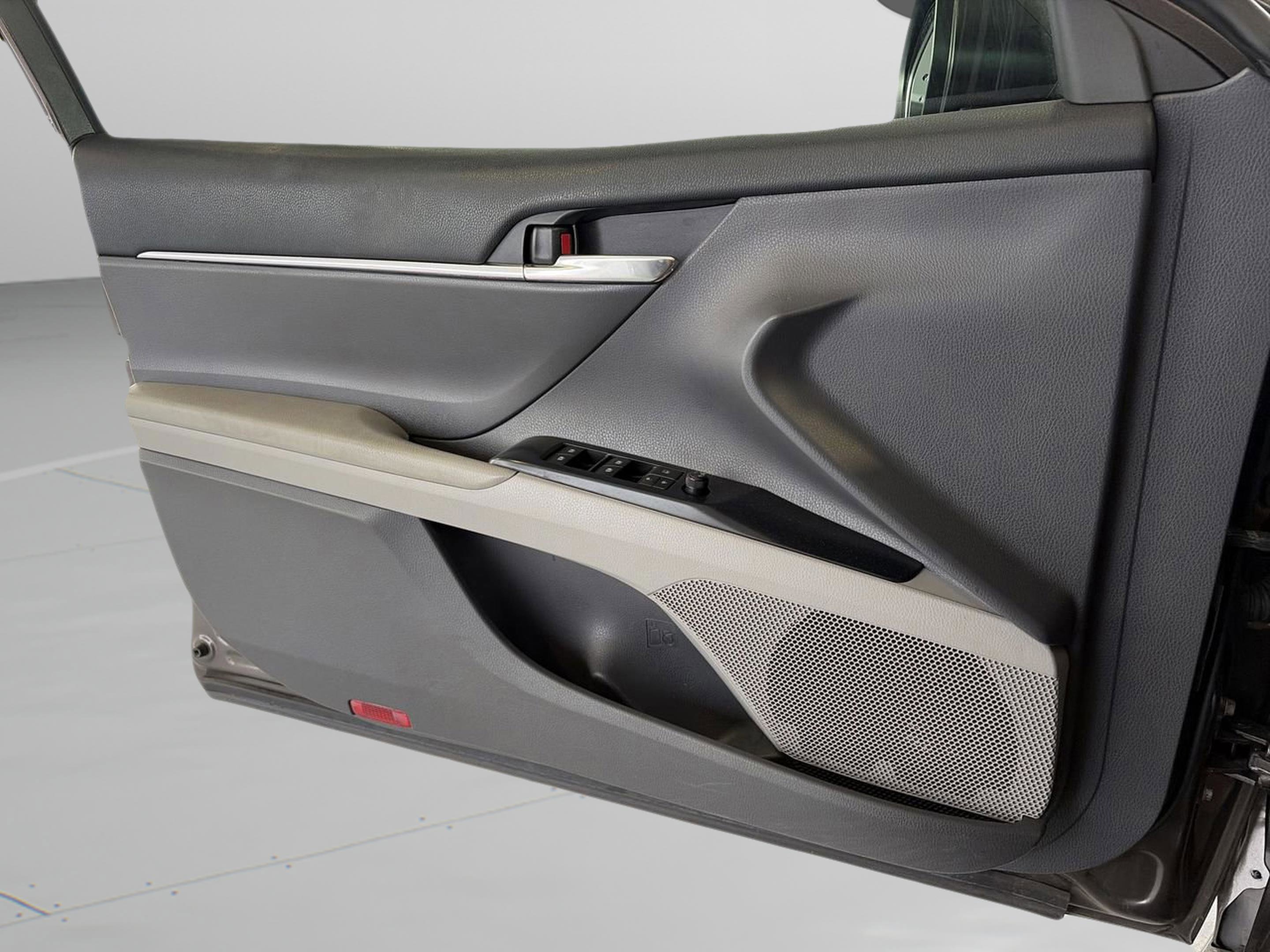 Used 2020 Toyota Camry LE image 27