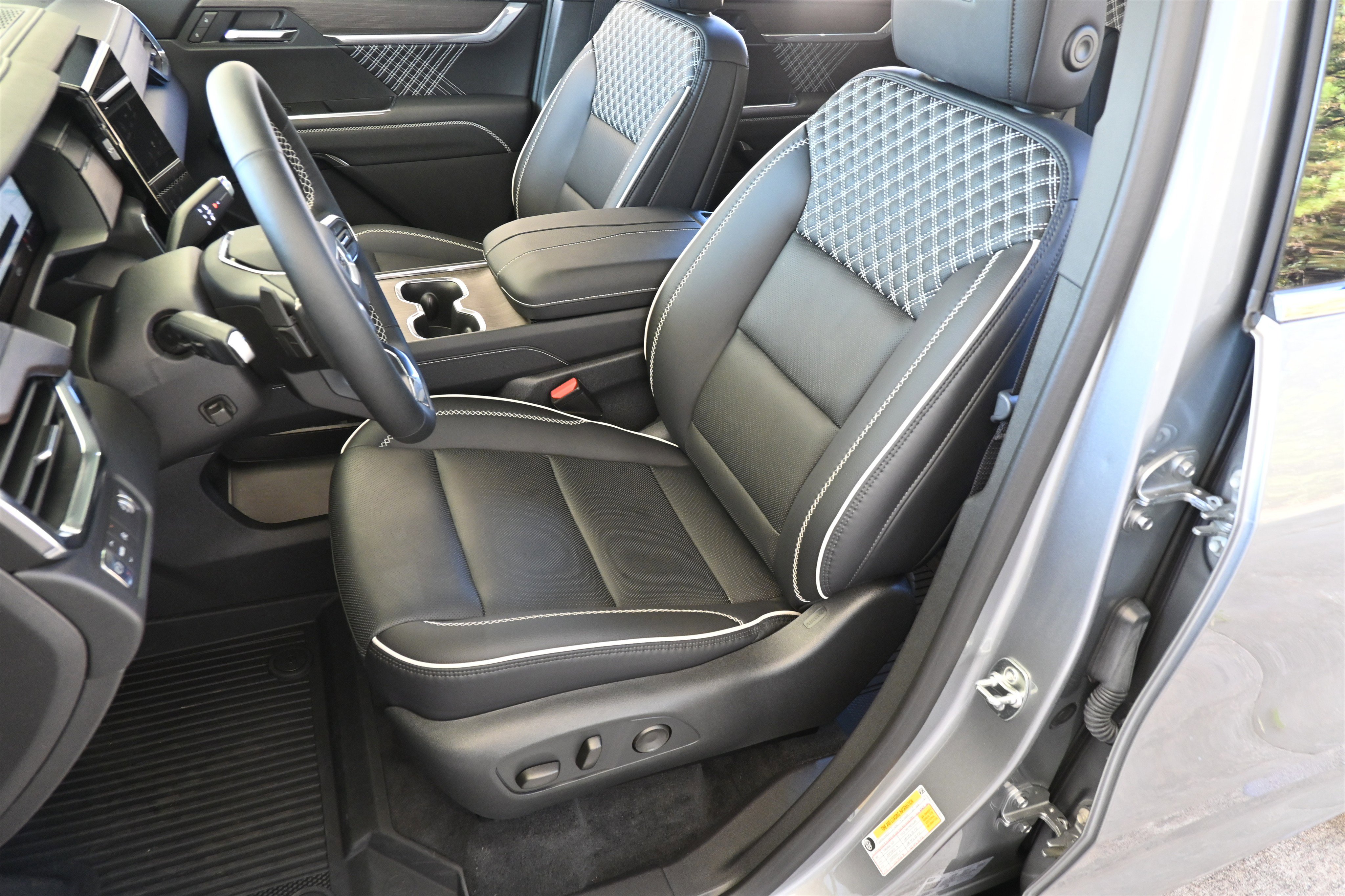 Used 2025 GMC Acadia Denali w/ LPO, Floor Liner Package image 16