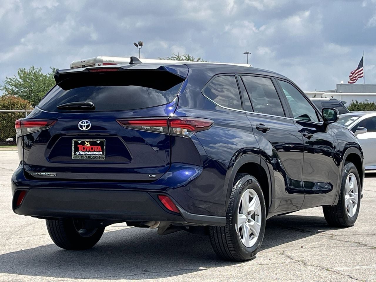 Used 2025 Toyota Highlander LE FWD image 4