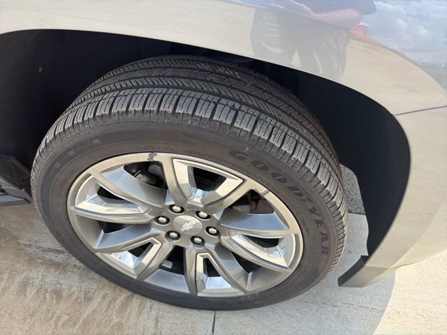 Used 2019 Chevrolet Suburban LT RWD image 15