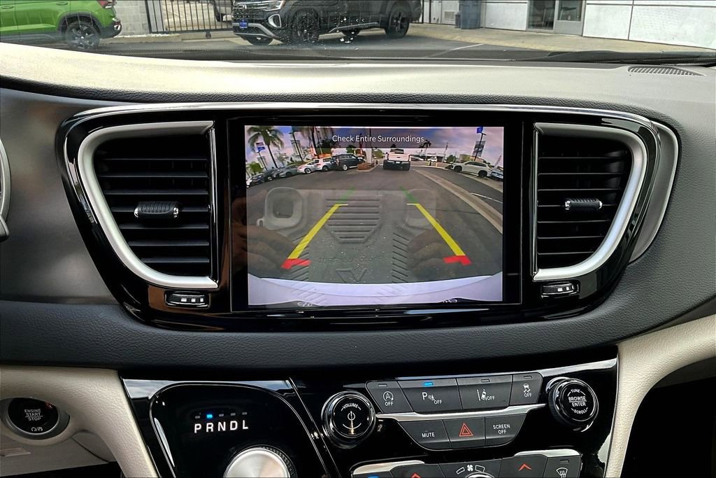 Used 2023 Chrysler Pacifica Touring-L FWD image 11