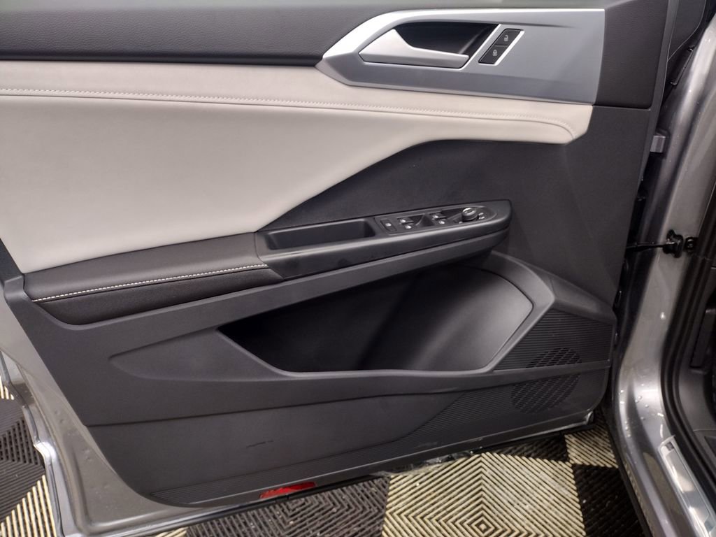 New 2025 Volkswagen Taos SE image 19