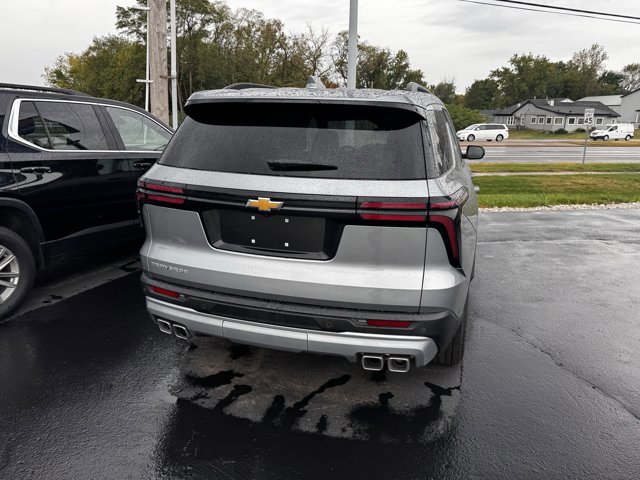 Used 2025 Chevrolet Traverse LT image 3